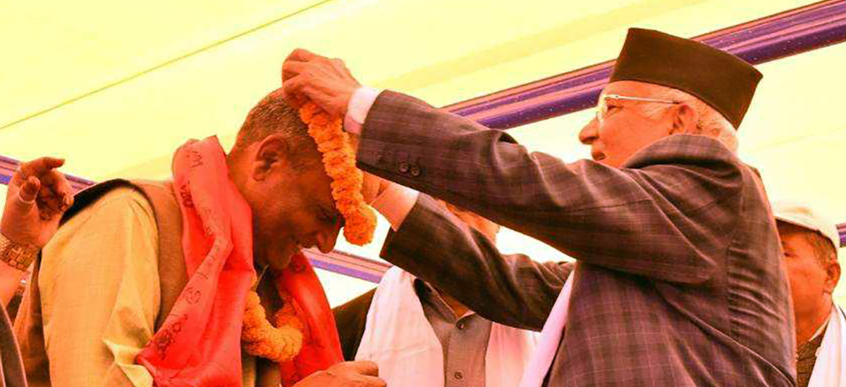 पप्पु कन्ट्रक्सनका मालिक रौनियारलाई अध्यक्ष ओलीले गरे एमालेमा स्वागत