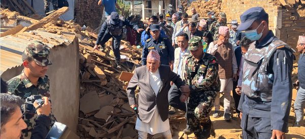 राष्ट्रपतिले अस्पतालमै पुगेर भेटे भूकम्पका घाइते, घर बनाउन पहल गरिदिने आश्वासन