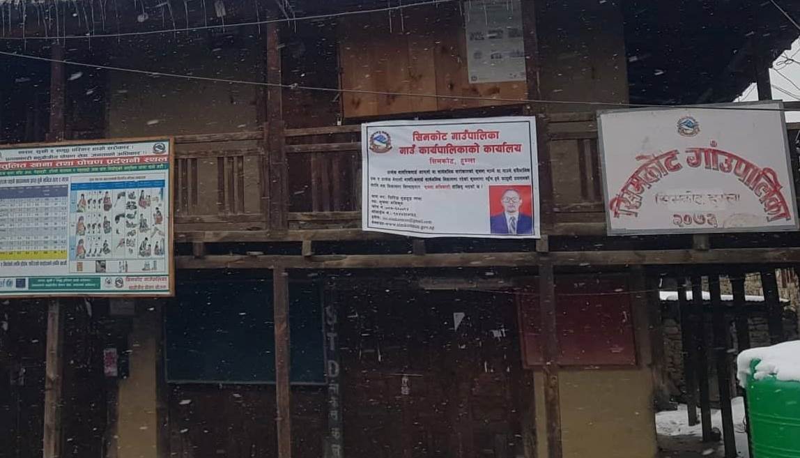 सिमकोटका गर्भवतीका घरमा राखियो निलो झण्डा