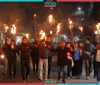 विप्लवलाई पक्राउ पुर्जीविरुद्ध काठमाडौंमा मसाल जुलुस (तस्वीरहरू)