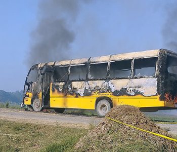 स्कुल बसको ठक्करबाट दुईको मृत्यु, स्थानीयले बस जलाएपछि लुम्बिनी तनावग्रस्त