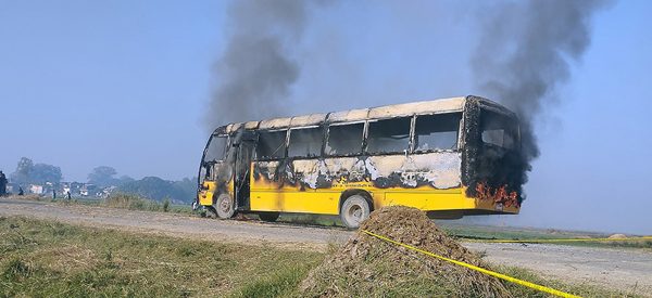 स्कुल बसको ठक्करबाट दुईको मृत्यु, स्थानीयले बस जलाएपछि लुम्बिनी तनावग्रस्त