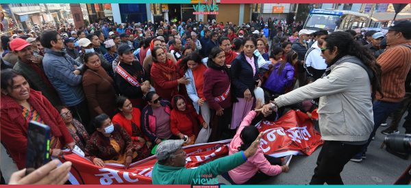 मेलम्चीको पानी माग्दै तीनकुनेमा प्रदर्शन (तस्वीरहरू)