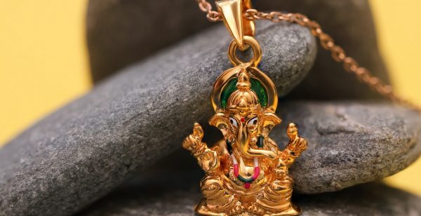 घाँटीमा भगवानको माला लगाउनु कति सही ?