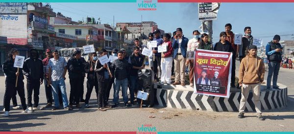 सुर्खेतमा पनि ‘युवा विद्रोह’को प्रदर्शन, एक घण्टा चक्काजाम (तस्वीरहरू)