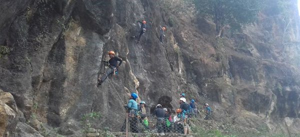 नटबोल्टमा झुण्डिएर बन्दीपुरको चुनपहरा आरोहण