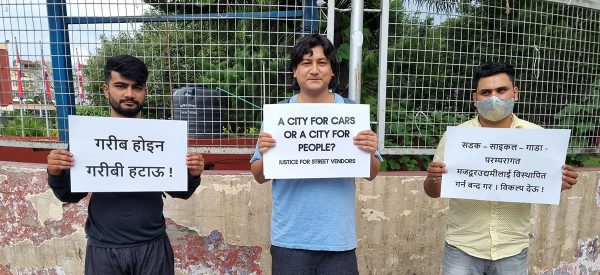 ललितपुरमा ईःले फुटपाथ व्यापार निषेधको विरोध गर्दै १०८ घण्टा प्रदर्शन गर्ने