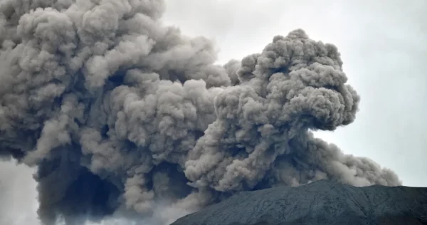 ज्वालामुखी विष्फोट हुँदा इण्डोनेसियामा ११ पर्वतारोहीको मृत्यु