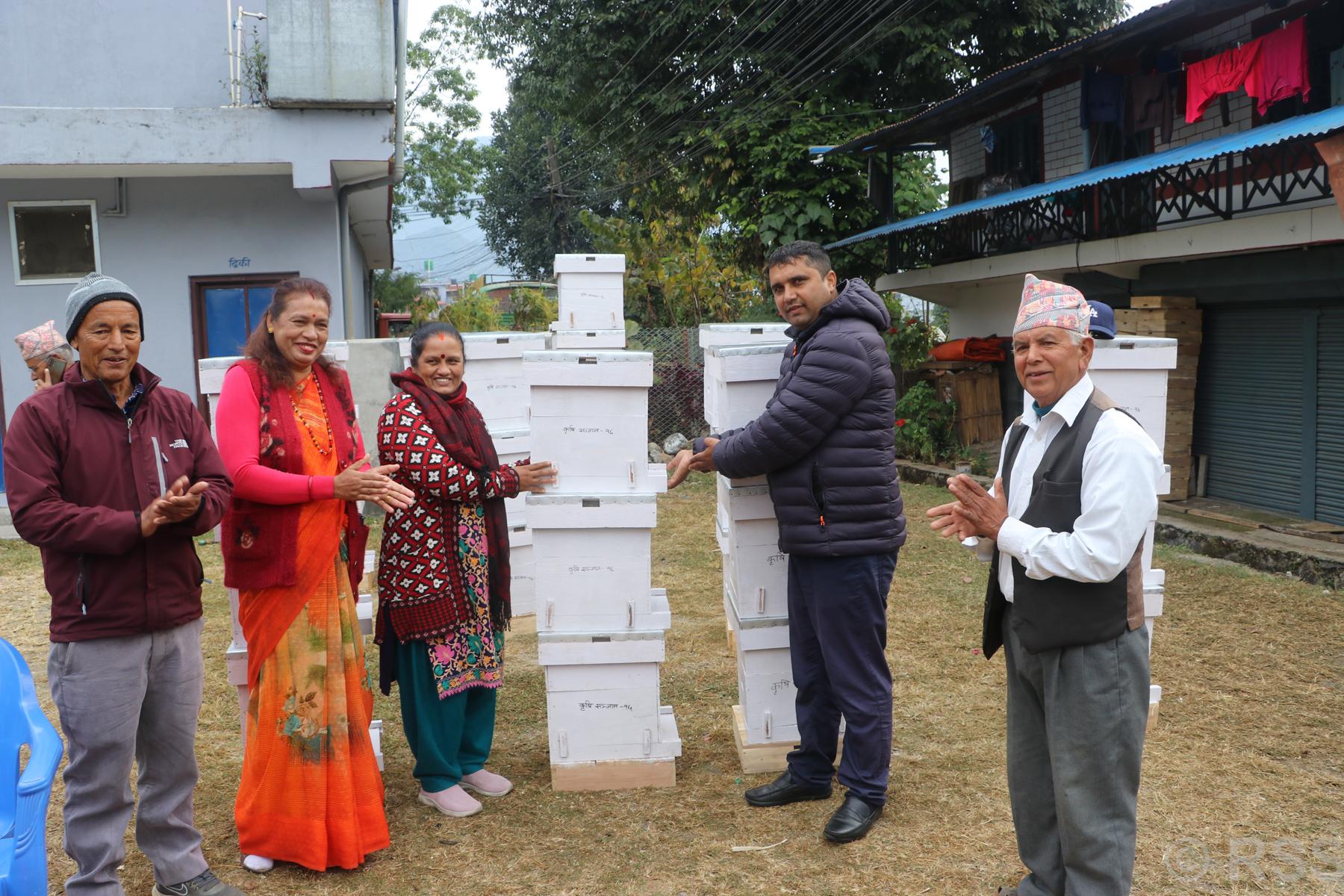 किसानलाई अनुदानमा मौरीका घार वितरण, ४ वटा घारबाट ६० हजार आम्दानी