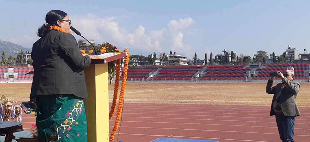 दर्शकदिर्घा खाली हुँदा पनि मन्त्रीले भाषण गरिरहिन्, श्रीमानले खिचिदिए फोटो