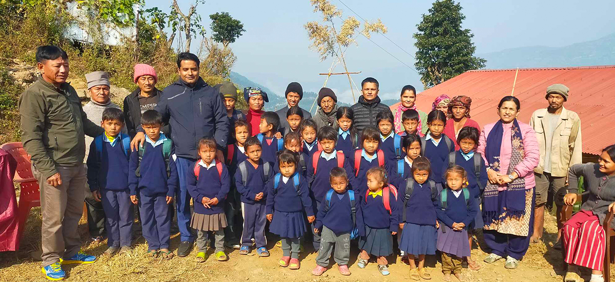 ‘कान्छो हेडसर’को विद्यालयका विद्यार्थीलाई जाडोमा स्वेटर र शैक्षिकसामग्री 