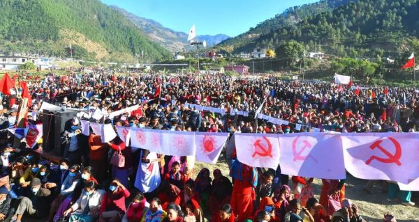 मध्यपहाडी यात्रामा रहेको एमालेले आज सुर्खेतमा सभा गर्दै