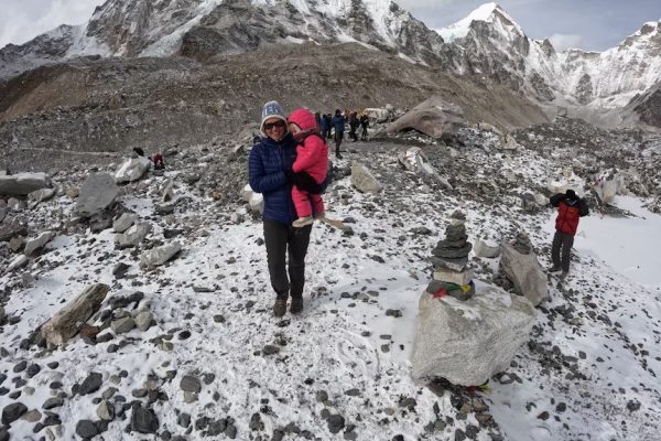 अस्ट्रेलियाकी डेढ वर्षिया बालिका लुसीको सगरमाथा आधार शिविरसम्मको रोचक कथा