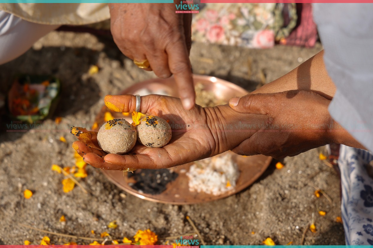 आज सोमबारे औँसी, पितृका नाममा दान गरेर मनाइँदै