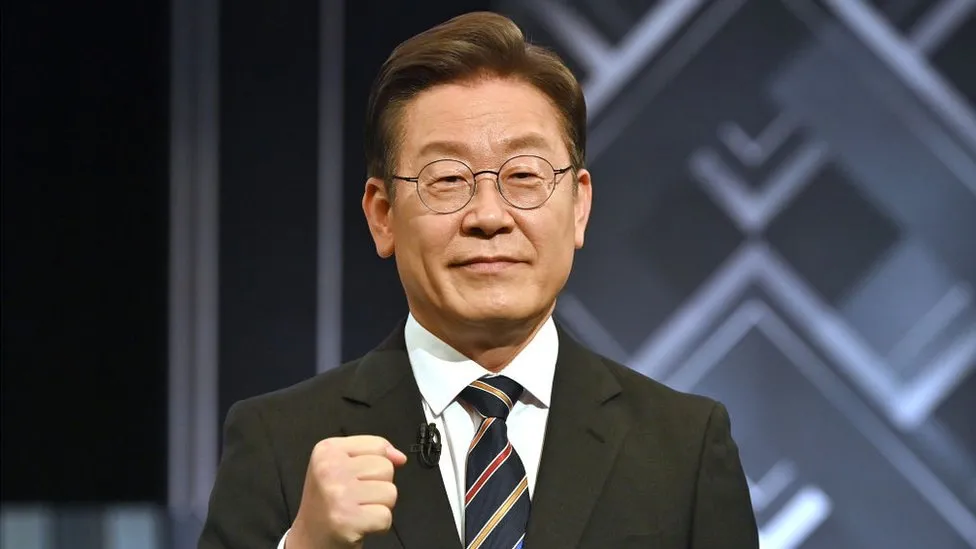 दक्षिण कोरियाका विपक्षी नेता ली जे–म्युङको घाँटीमा छुरा प्रहार