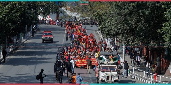 सिंहदरबार घेर्न गएका मिटरब्याज पीडितलाई प्रहरीले भृकुटीमण्डपमै रोक्यो, सुरू गरे मुख्य सडकमै धर्ना (तस्वीरहरू)