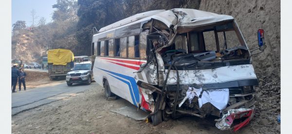 काठमाडौंबाट तीर्थालु बोकेर जाँदै गरेको बस धादिङमा दुर्घटना, २० जना घाइते