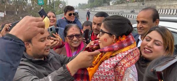 नेपाल फर्किइन् गायिका मेनुका पौडेल, अभिनन्दन गर्ने तयारी
