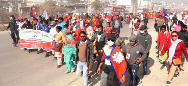 पैदलयात्रा गरी काठमाडौं आइपुगे देशभरका लघुवित्त पीडित