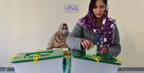 पाकिस्तानको आमचुनावमा मतदान जारी, मोबाइल फोन सेवा बन्द