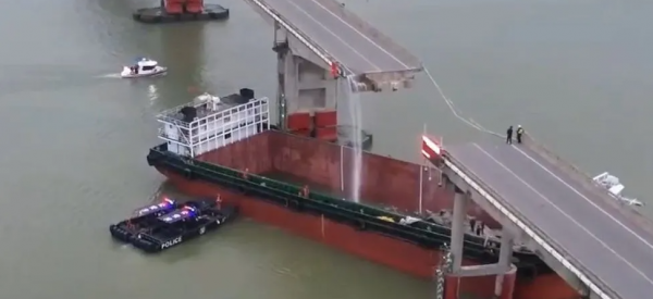 चीनमा पानी जहाज पुलमा ठोक्कियो, दुई जनाको मृत्यु
