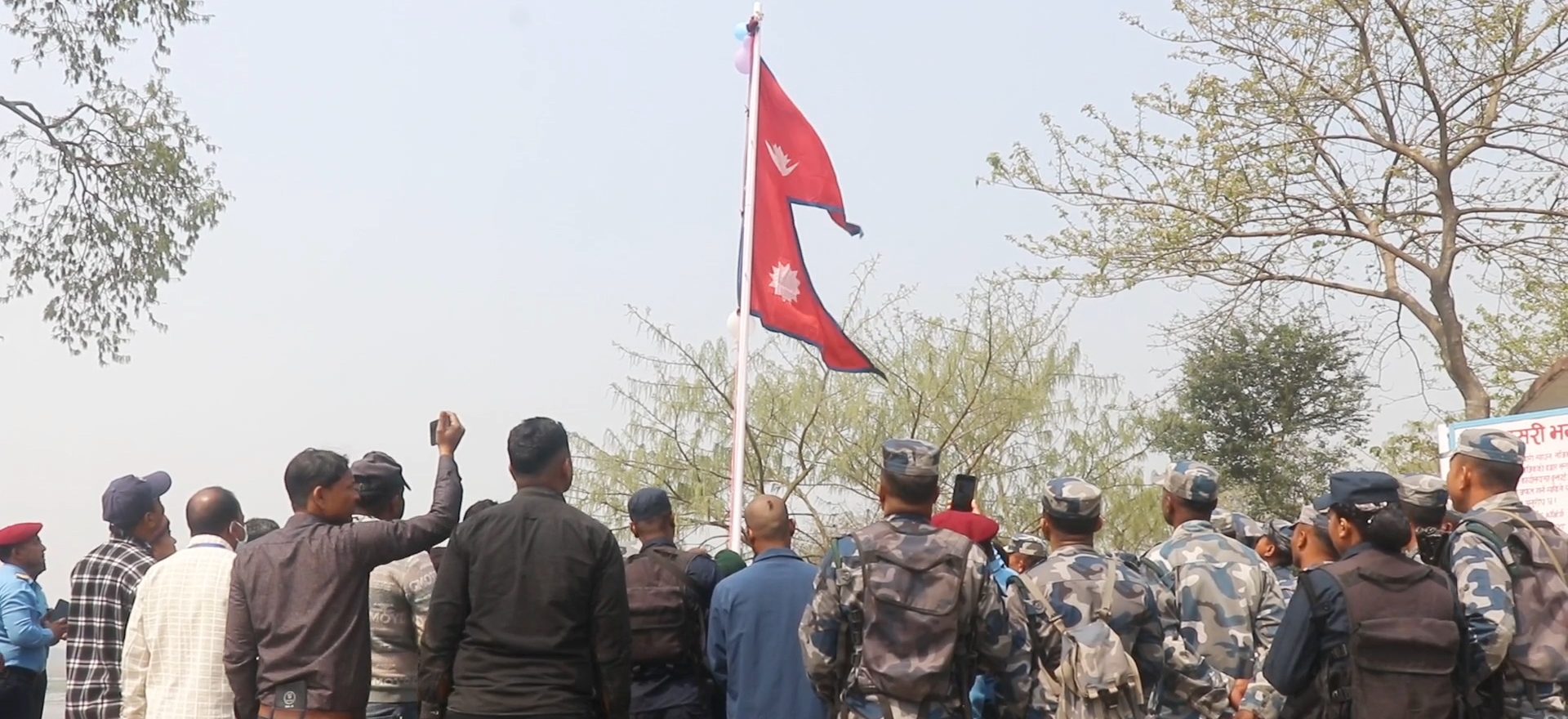 भारतीय सीमामा सुनसरी प्रशासनले राख्यो राष्ट्रिय झण्डा