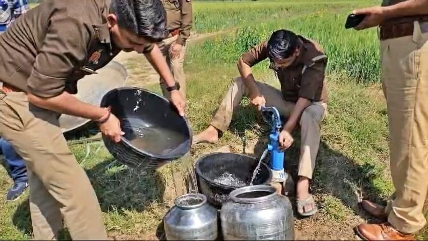 गाउँभरी छापा मार्दा कतै भेटिएन, पानी खान लाग्दा ‘कलधारा’बाट रक्सी निस्किएपछि प्रहरी चकित