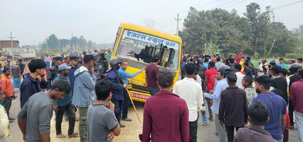 स्कूल बसको ठक्करबाट एक जनाको मृत्यु भएपछि जनकपुरधाममा तनाव, प्रहरीले हान्यो अश्रुग्यास