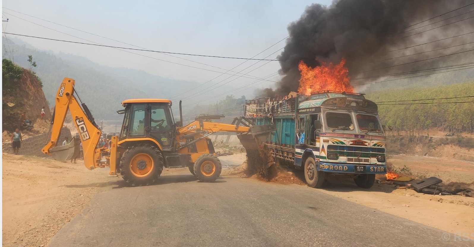 औषधिमा प्रयोग हुने केमिकल बोकेको ट्रकमा आगलागी