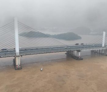 चीनमा पुलमा पानीजहाज ठोक्किँदा ४ जना बेपत्ता