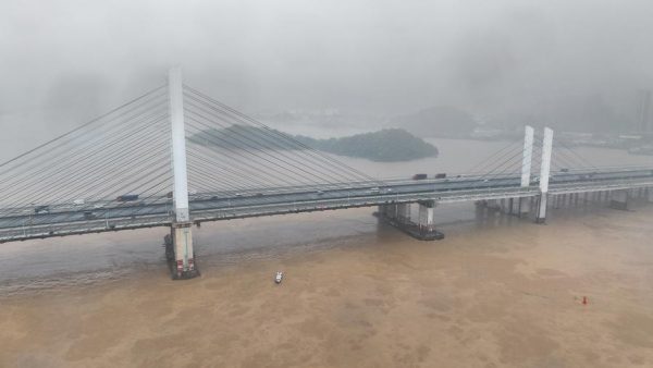 चीनमा पुलमा पानीजहाज ठोक्किँदा ४ जना बेपत्ता