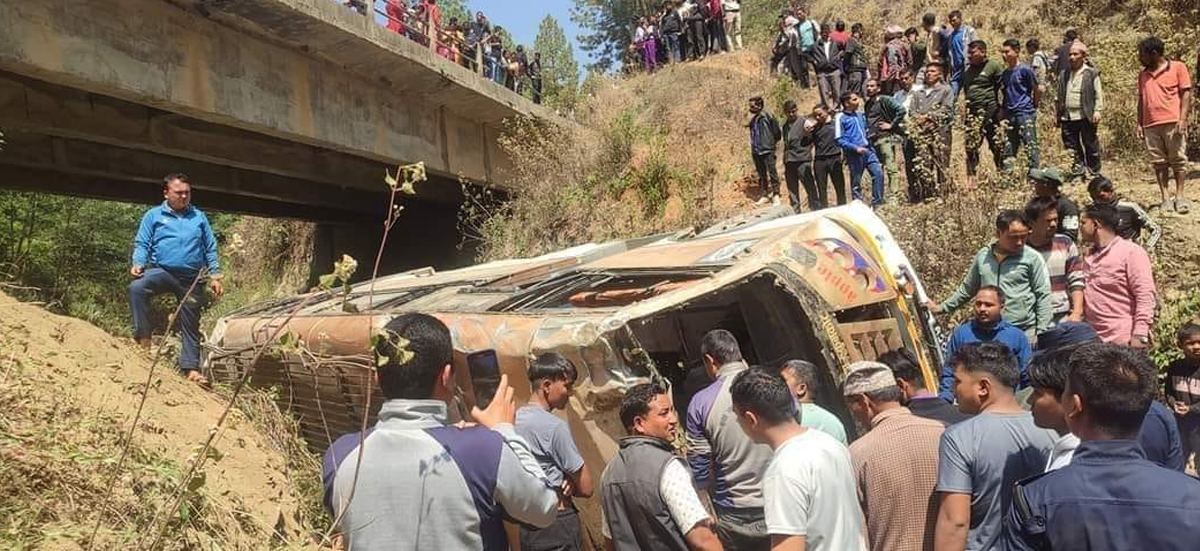 सल्यान बस दुर्घटना : गम्भीर घाइते एकको मृत्यु, तीन जना कोहलपुरमा उपचाररत