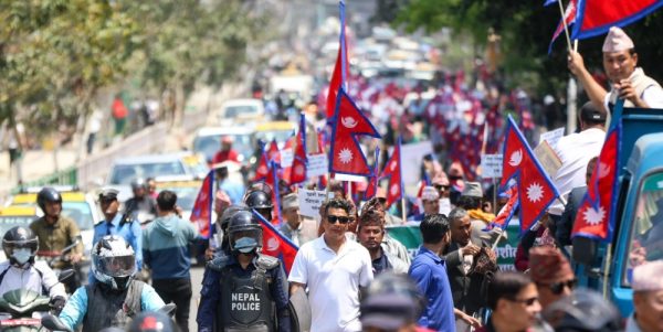 राप्रपाले काठमाडौंमा प्रदर्शन गर्दै
