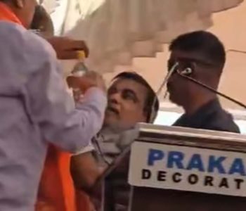 चुनावी र्‍यालीमा भाषण गर्ने क्रममा भारतीय मन्त्री बेहोस, गर्मीलाई दोष
