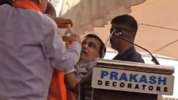 चुनावी र्‍यालीमा भाषण गर्ने क्रममा भारतीय मन्त्री बेहोस, गर्मीलाई दोष