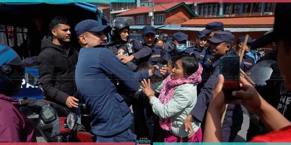 रूसी सेनामा रहेका नेपालीका परिवारद्वारा सिंहदरबार अघि प्रदर्शन (तस्वीरहरू)