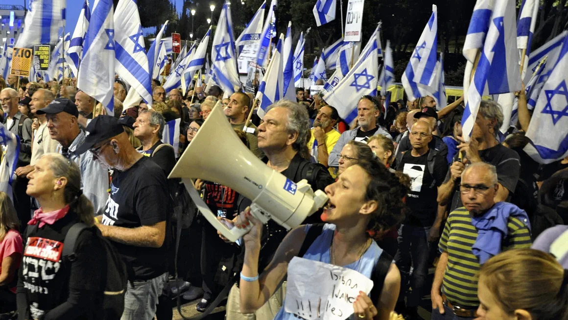 इजरायलमा सरकार विरोधी व्यापक प्रदर्शन, प्रधानमन्त्री नेतान्याहु असफल भएको आरोप