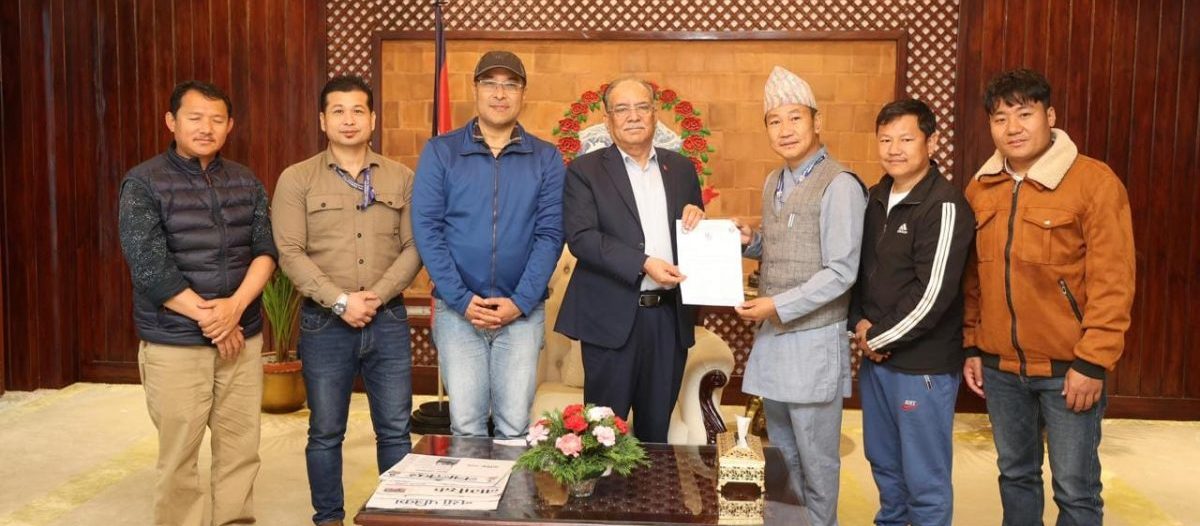 धरानमा विमानस्थल निर्माणबारे मेयर साम्पाङद्वारा प्रधानमन्त्रीको ध्यानाकर्षण