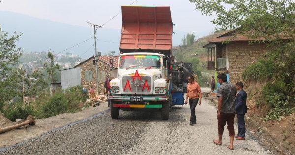 ठेक्का लिएको ६ वर्षपछि दिक्तेल-खानीडाँडा-आहाले सडक कालोपत्र