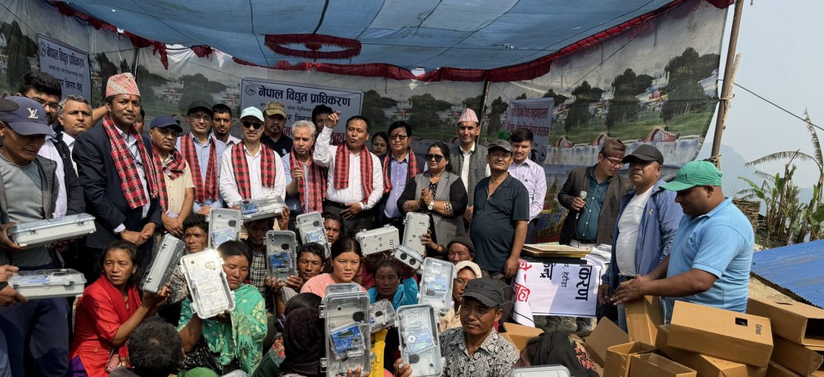 विकट चेपाङ बस्तीमा पुग्यो बिजुली, विपन्नलाई निःशुल्क मिटर वितरण  