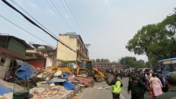 गौशाला चोकका घरमा काठमाडौं महानगरले चलायो डोजर, भत्किए ६ घर