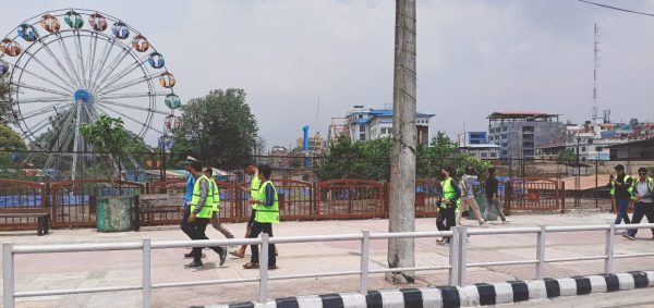 मापसे गरेर सवारी चलाउँदा ‘स्वयंसेवक’, सडक छेउमा उभिनु बाहेक छैन केही काम