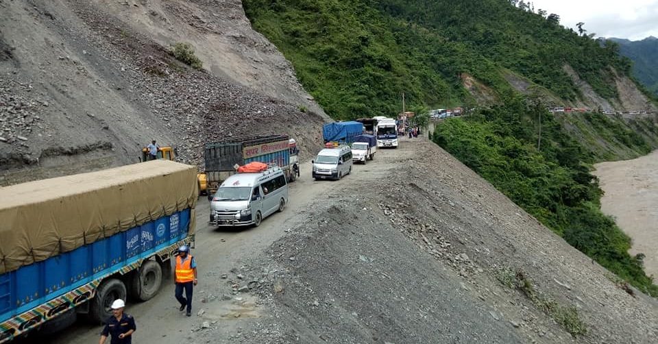 नारायणगढ–बुटवल सडकखण्ड दुईतर्फी नै सञ्चालनमा, यातायातका साधन चल्न थाले
