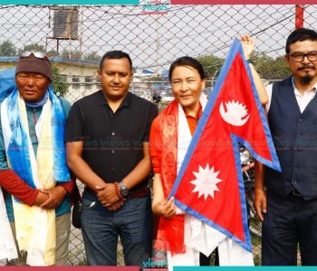 सबैभन्दा छिटो सगरमाथा आरोहण गर्ने नेपाली महिलाको विमानस्थलमा स्वागत (तस्वीरहरु)