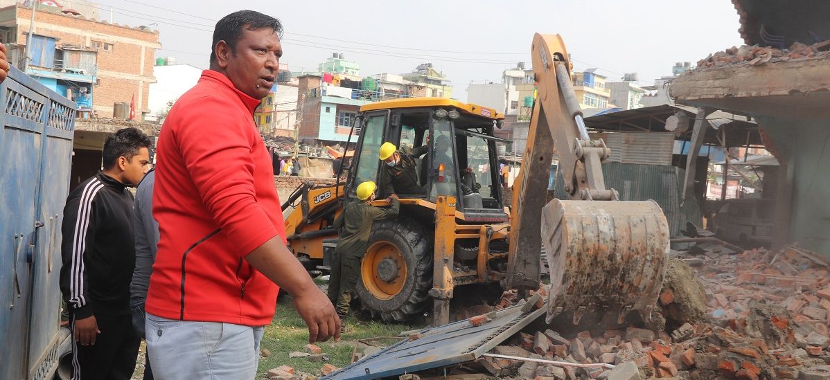 विष्णुमति करिडोर मिचेर निर्माण गरिएको संरचना भत्काइयो