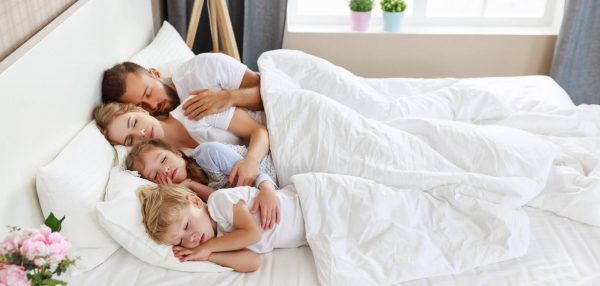 बच्चालाई कति वर्षसम्म आफूसँगै सुताउनु सही हुन्छ ?