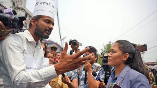 एकल प्रदर्शन गरिरहेका चपागाईंलाई शिक्षामन्त्री सुमनाले भेटिन्