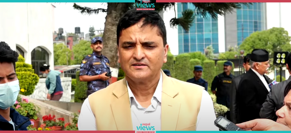 पाथीभरामा केबलकार निर्माण विवादबारे आफ्नो धारणा राख्न पत्रकार सम्मेलन गर्दै योगेश भट्टराई