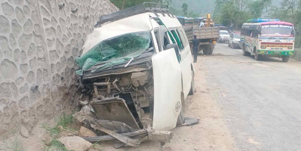 टिपरले माइक्रोबसलाई ठक्कर दिँदा १३ जना घाइते