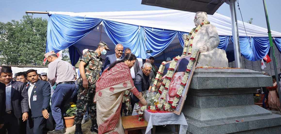 बल्खु पुगेर पूर्वराष्ट्रपति भण्डारीले मदन – आश्रितको सालिकमा माल्यापर्ण गरिन्